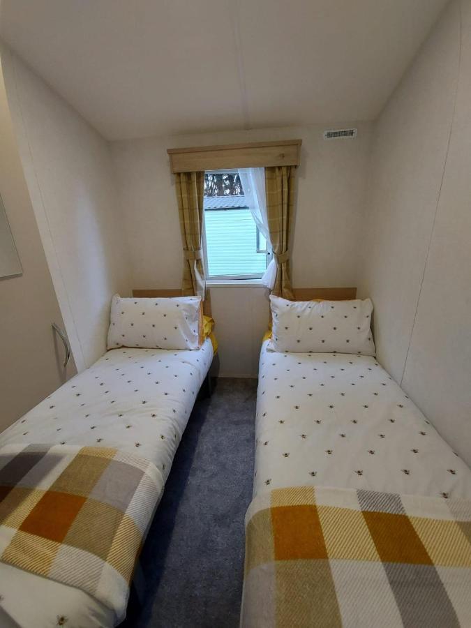 Woofles Luxury Caravan At Knaresborough Lido Exterior photo