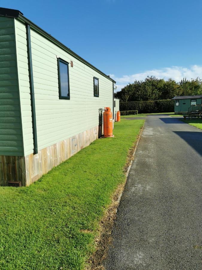 Woofles Luxury Caravan At Knaresborough Lido Exterior photo