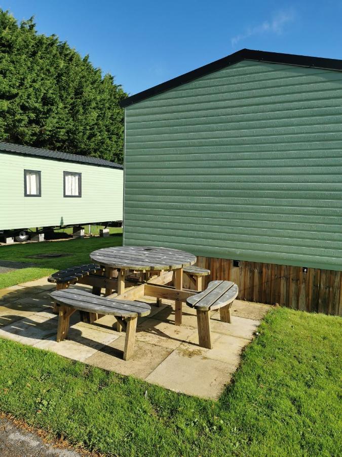 Woofles Luxury Caravan At Knaresborough Lido Apartment Exterior photo