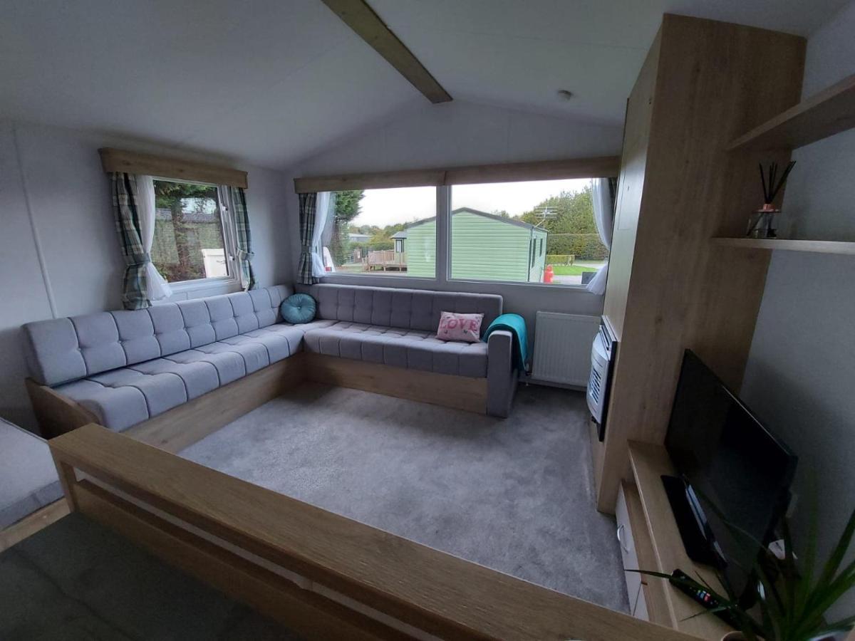 Woofles Luxury Caravan At Knaresborough Lido Exterior photo
