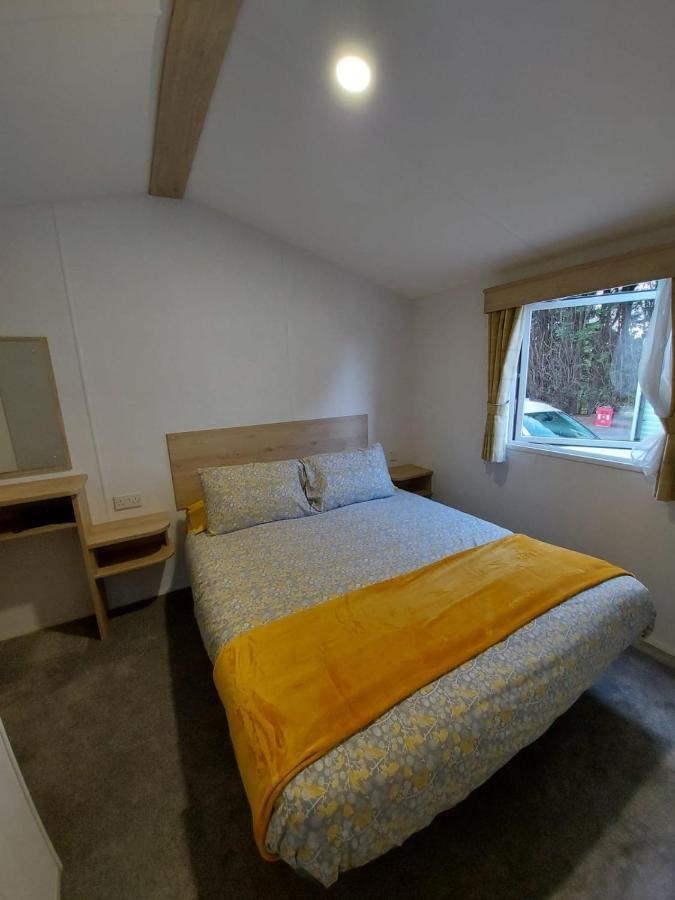Woofles Luxury Caravan At Knaresborough Lido Exterior photo